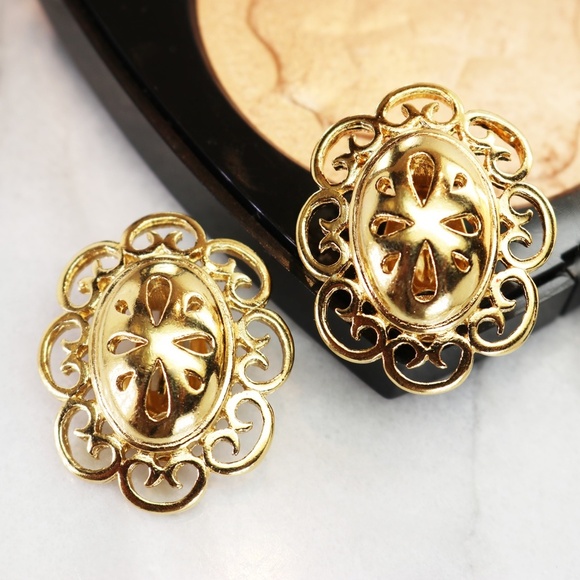 ⚜️ Vintage Givenchy Gold Clip On Earrings ⚜️ - Picture 9 of 12